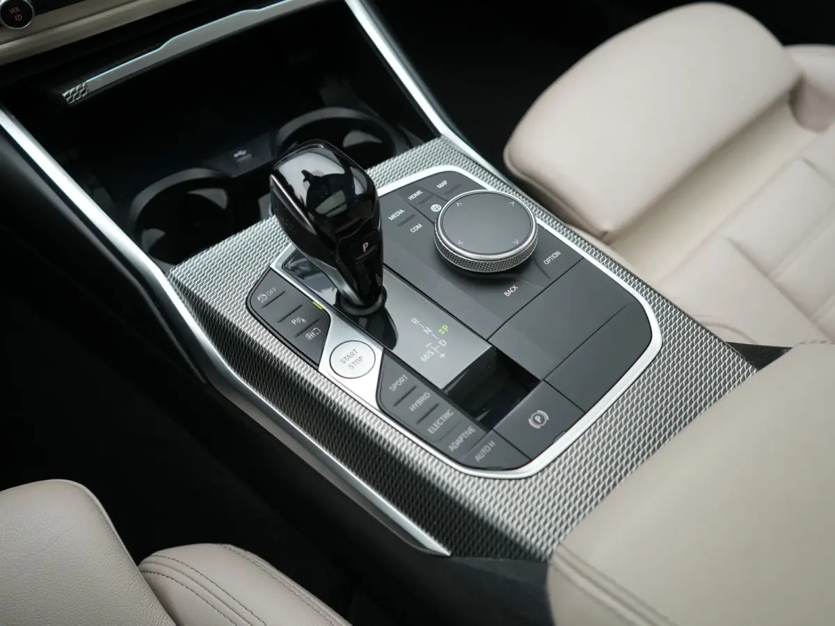 330e xDrive M Sport PHEV 293pk Dealer O.H | Panodak | Head Up | Camera | Laser LED | Lederen Sportstoelen Memory & Verwarmd | Keyless | Cruise Control | BLIS | Apple Carplay | Virtual | Navi