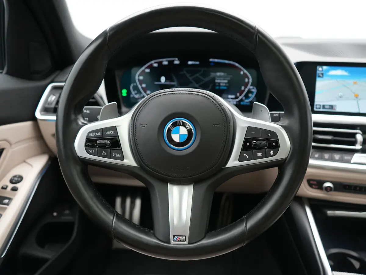 330e xDrive M Sport PHEV 293pk Dealer O.H | Panodak | Head Up | Camera | Laser LED | Lederen Sportstoelen Memory & Verwarmd | Keyless | Cruise Control | BLIS | Apple Carplay | Virtual | Navi