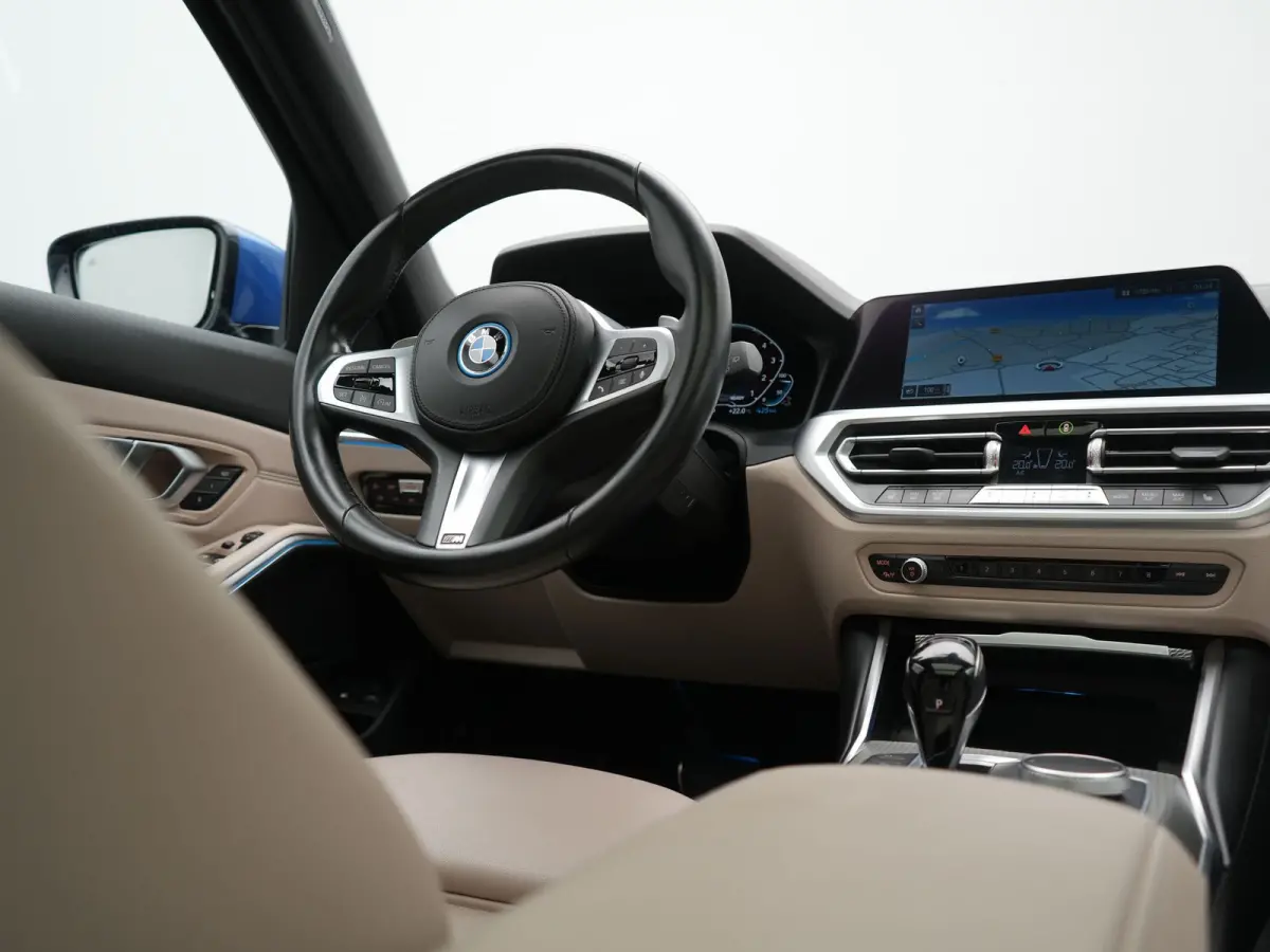 330e xDrive M Sport PHEV 293pk Dealer O.H | Panodak | Head Up | Camera | Laser LED | Lederen Sportstoelen Memory & Verwarmd | Keyless | Cruise Control | BLIS | Apple Carplay | Virtual | Navi