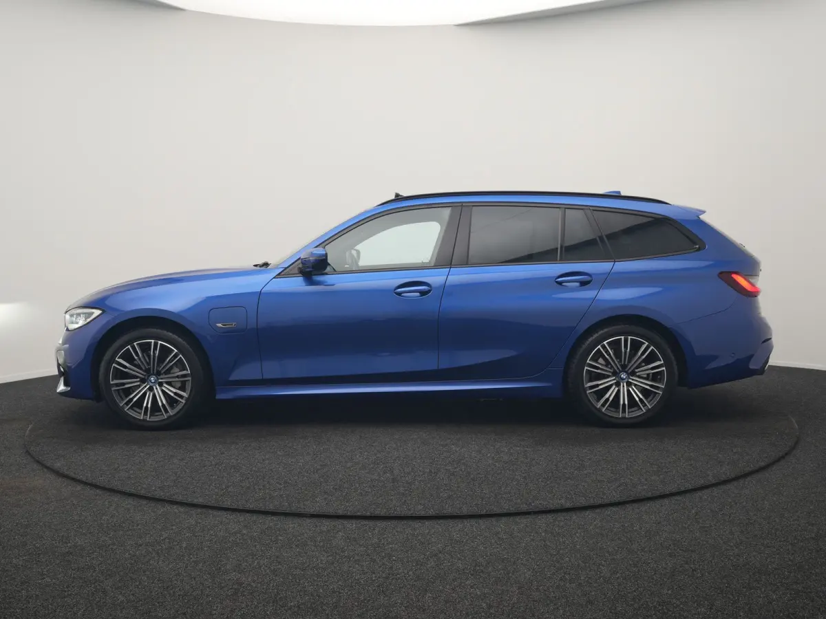 330e xDrive M Sport PHEV 293pk Dealer O.H | Panodak | Head Up | Camera | Laser LED | Lederen Sportstoelen Memory & Verwarmd | Keyless | Cruise Control | BLIS | Apple Carplay | Virtual | Navi