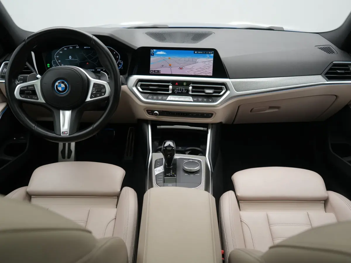 330e xDrive M Sport PHEV 293pk Dealer O.H | Panodak | Head Up | Camera | Laser LED | Lederen Sportstoelen Memory & Verwarmd | Keyless | Cruise Control | BLIS | Apple Carplay | Virtual | Navi