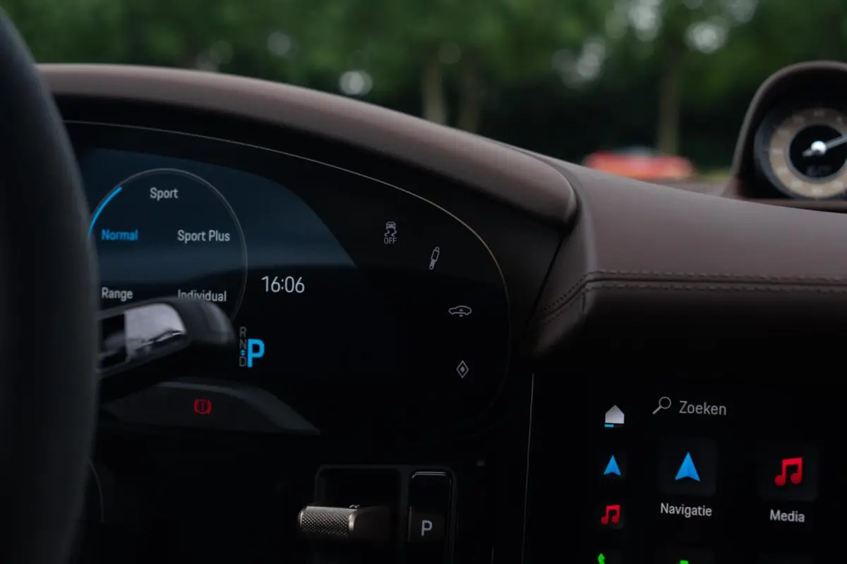 4S Performance Plus 84 kWh|Krijt|Keramisch|€ 181.000 Np|1Eig|Org NL NAP|SportDesign|Achterasbesturing|Olea|SportChrono|Carbon|Warmtepomp|BOSE|Dealer Onderhouden