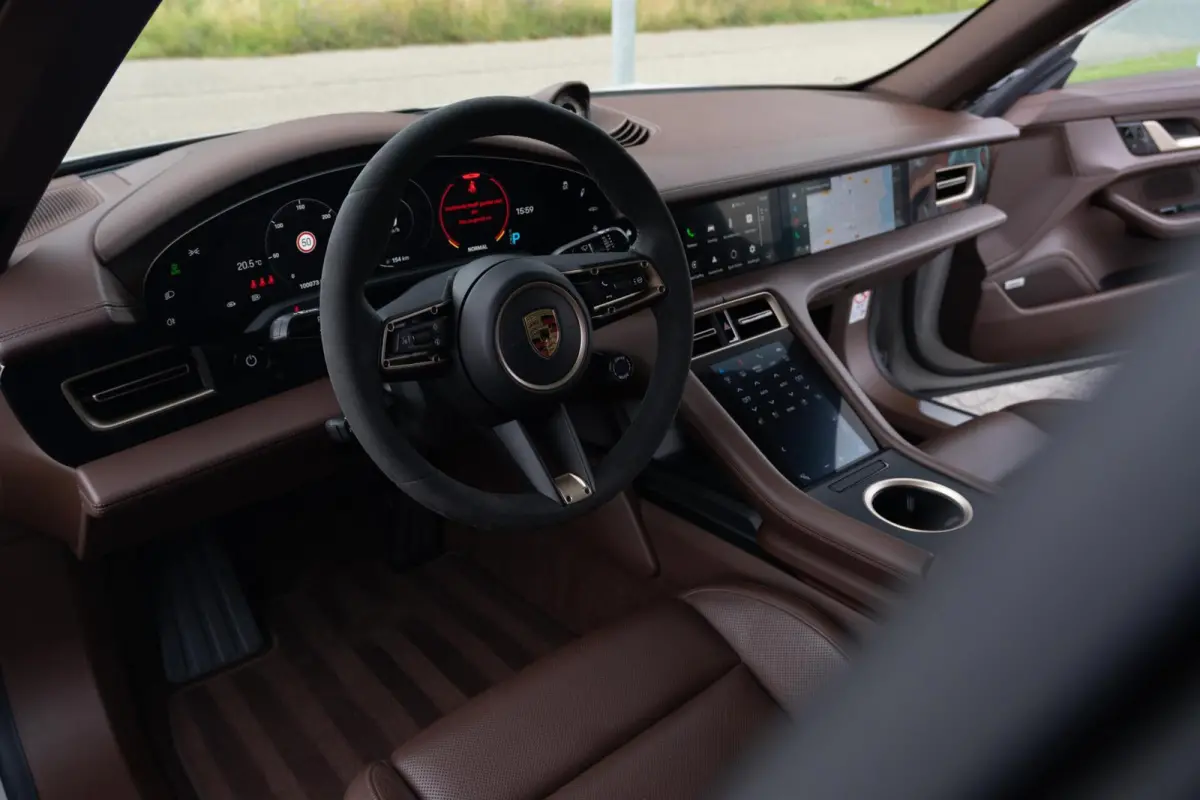 4S Performance Plus 84 kWh|Krijt|Keramisch|€ 181.000 Np|1Eig|Org NL NAP|SportDesign|Achterasbesturing|Olea|SportChrono|Carbon|Warmtepomp|BOSE|Dealer Onderhouden