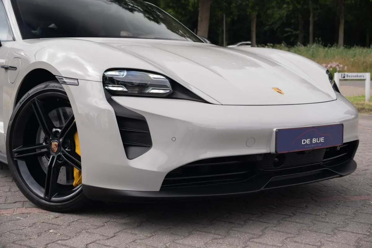 4S Performance Plus 84 kWh|Krijt|Keramisch|€ 181.000 Np|1Eig|Org NL NAP|SportDesign|Achterasbesturing|Olea|SportChrono|Carbon|Warmtepomp|BOSE|Dealer Onderhouden