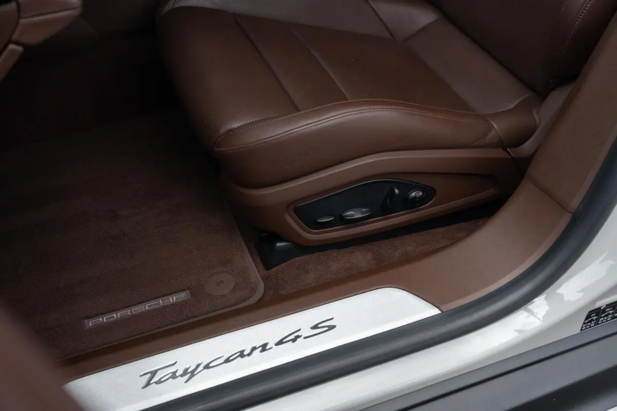 4S Performance Plus 84 kWh|Krijt|Keramisch|€ 181.000 Np|1Eig|Org NL NAP|SportDesign|Achterasbesturing|Olea|SportChrono|Carbon|Warmtepomp|BOSE|Dealer Onderhouden