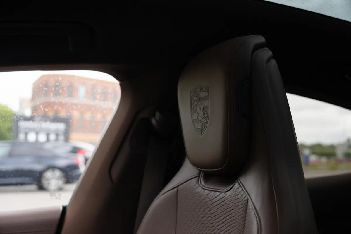 4S Performance Plus 84 kWh|Krijt|Keramisch|€ 181.000 Np|1Eig|Org NL NAP|SportDesign|Achterasbesturing|Olea|SportChrono|Carbon|Warmtepomp|BOSE|Dealer Onderhouden