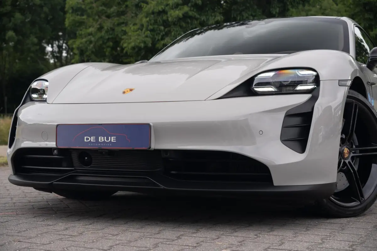 4S Performance Plus 84 kWh|Krijt|Keramisch|€ 181.000 Np|1Eig|Org NL NAP|SportDesign|Achterasbesturing|Olea|SportChrono|Carbon|Warmtepomp|BOSE|Dealer Onderhouden