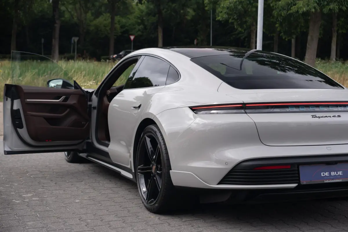 4S Performance Plus 84 kWh|Krijt|Keramisch|€ 181.000 Np|1Eig|Org NL NAP|SportDesign|Achterasbesturing|Olea|SportChrono|Carbon|Warmtepomp|BOSE|Dealer Onderhouden