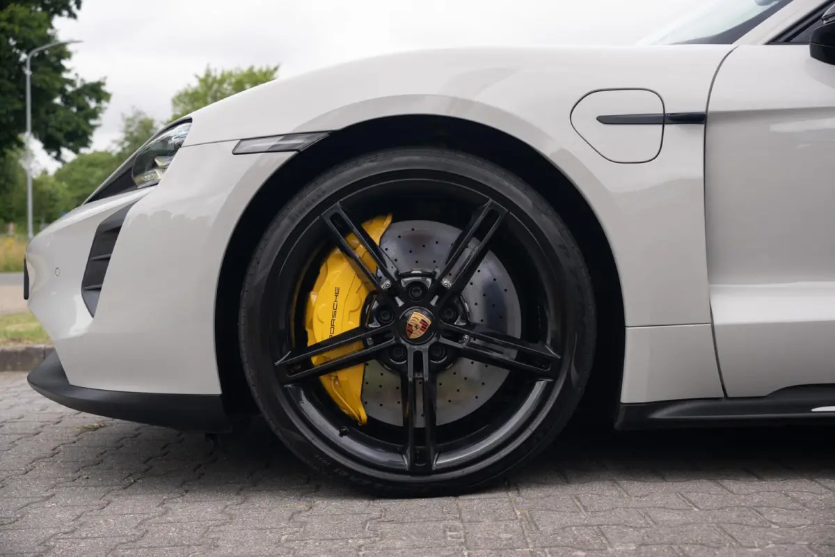 4S Performance Plus 84 kWh|Krijt|Keramisch|€ 181.000 Np|1Eig|Org NL NAP|SportDesign|Achterasbesturing|Olea|SportChrono|Carbon|Warmtepomp|BOSE|Dealer Onderhouden