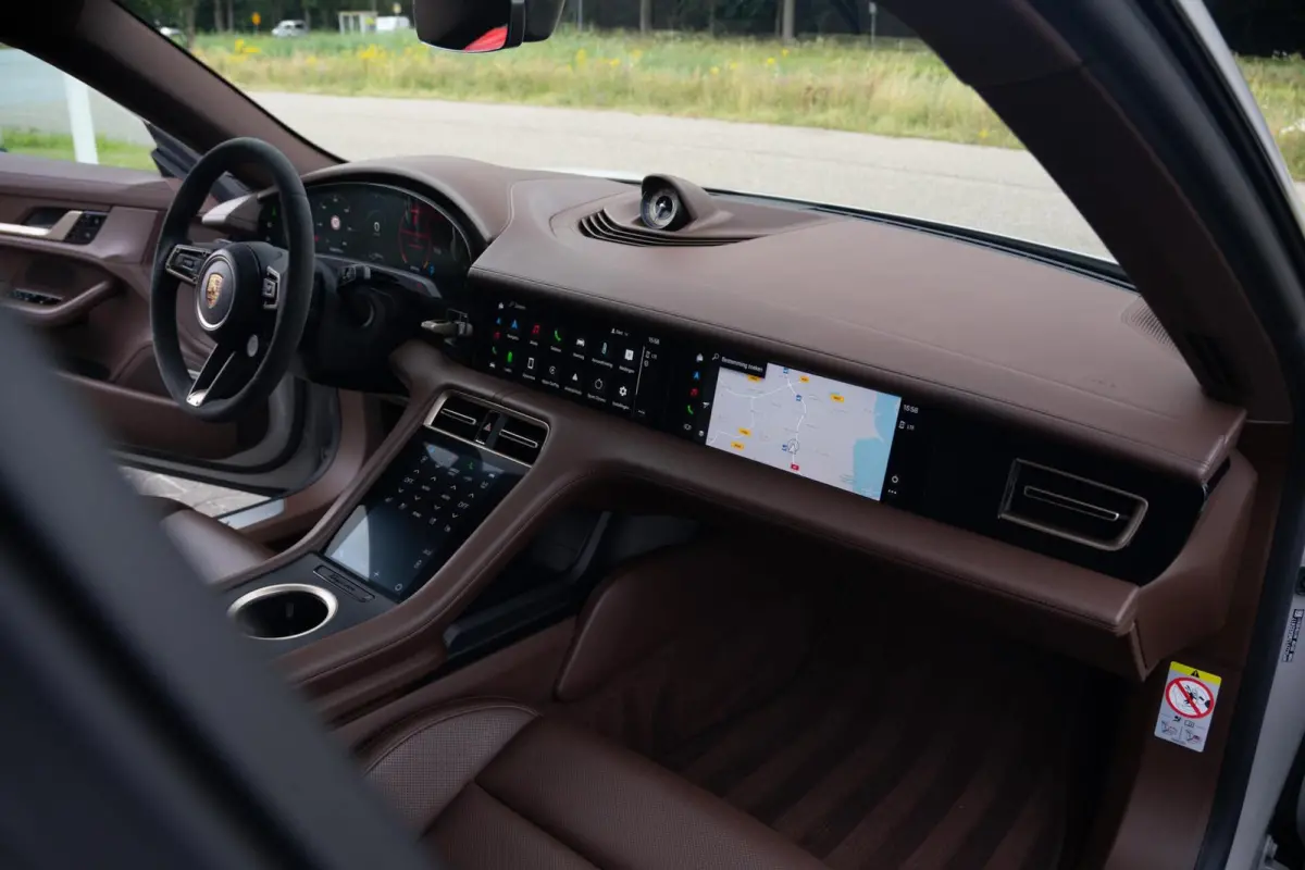 4S Performance Plus 84 kWh|Krijt|Keramisch|€ 181.000 Np|1Eig|Org NL NAP|SportDesign|Achterasbesturing|Olea|SportChrono|Carbon|Warmtepomp|BOSE|Dealer Onderhouden