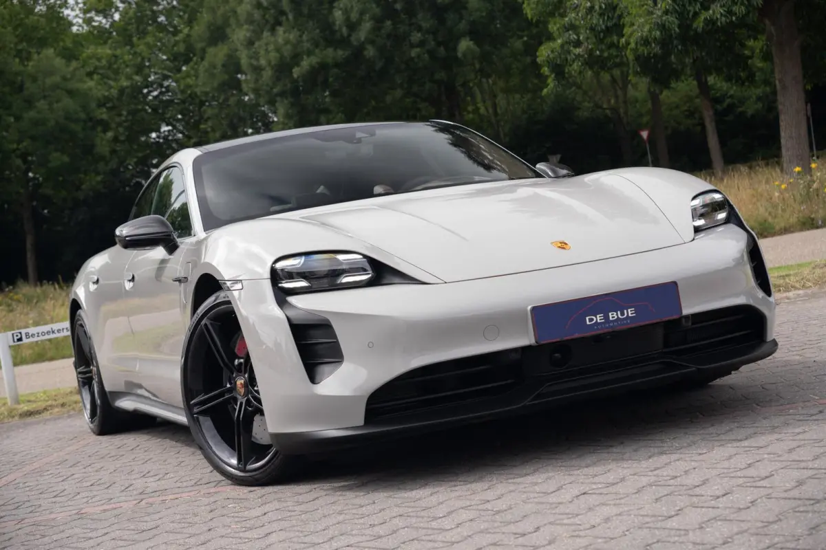 4S Performance Plus 84 kWh|Krijt|Keramisch|€ 181.000 Np|1Eig|Org NL NAP|SportDesign|Achterasbesturing|Olea|SportChrono|Carbon|Warmtepomp|BOSE|Dealer Onderhouden