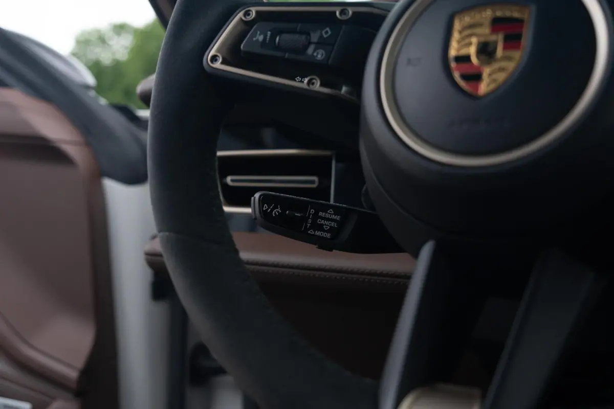 4S Performance Plus 84 kWh|Krijt|Keramisch|€ 181.000 Np|1Eig|Org NL NAP|SportDesign|Achterasbesturing|Olea|SportChrono|Carbon|Warmtepomp|BOSE|Dealer Onderhouden