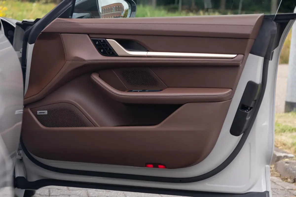 4S Performance Plus 84 kWh|Krijt|Keramisch|€ 181.000 Np|1Eig|Org NL NAP|SportDesign|Achterasbesturing|Olea|SportChrono|Carbon|Warmtepomp|BOSE|Dealer Onderhouden
