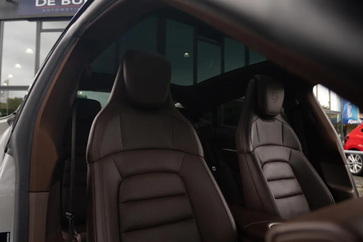 4S Performance Plus 84 kWh|Krijt|Keramisch|€ 181.000 Np|1Eig|Org NL NAP|SportDesign|Achterasbesturing|Olea|SportChrono|Carbon|Warmtepomp|BOSE|Dealer Onderhouden