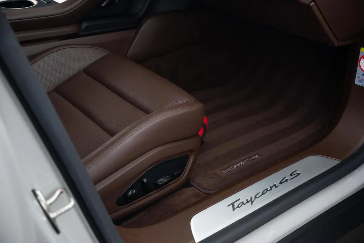 4S Performance Plus 84 kWh|Krijt|Keramisch|€ 181.000 Np|1Eig|Org NL NAP|SportDesign|Achterasbesturing|Olea|SportChrono|Carbon|Warmtepomp|BOSE|Dealer Onderhouden