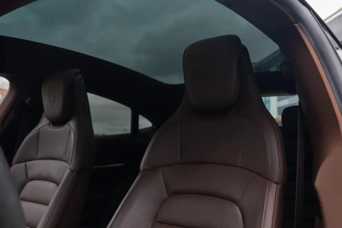 4S Performance Plus 84 kWh|Krijt|Keramisch|€ 181.000 Np|1Eig|Org NL NAP|SportDesign|Achterasbesturing|Olea|SportChrono|Carbon|Warmtepomp|BOSE|Dealer Onderhouden