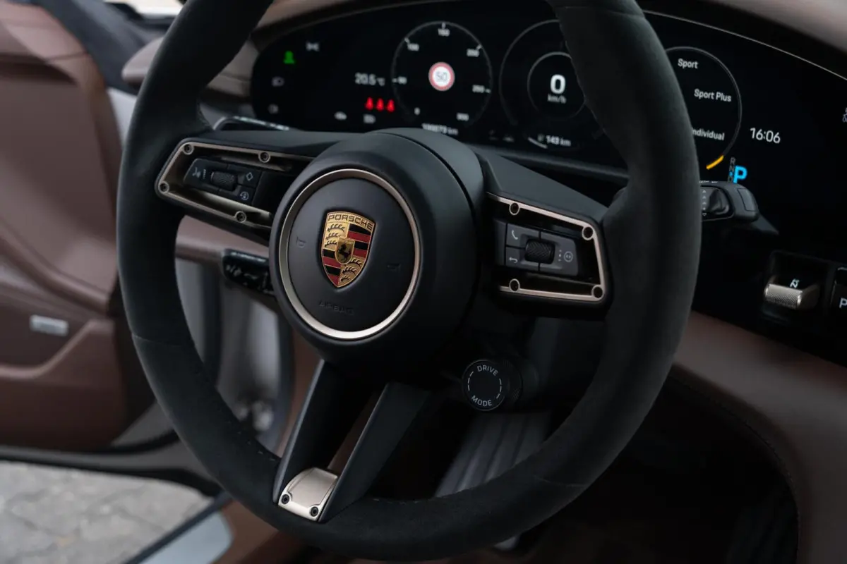 4S Performance Plus 84 kWh|Krijt|Keramisch|€ 181.000 Np|1Eig|Org NL NAP|SportDesign|Achterasbesturing|Olea|SportChrono|Carbon|Warmtepomp|BOSE|Dealer Onderhouden