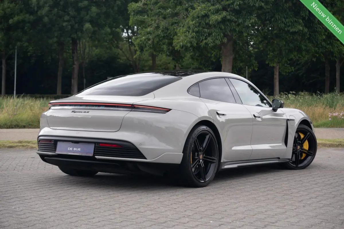 4S Performance Plus 84 kWh|Krijt|Keramisch|€ 181.000 Np|1Eig|Org NL NAP|SportDesign|Achterasbesturing|Olea|SportChrono|Carbon|Warmtepomp|BOSE|Dealer Onderhouden