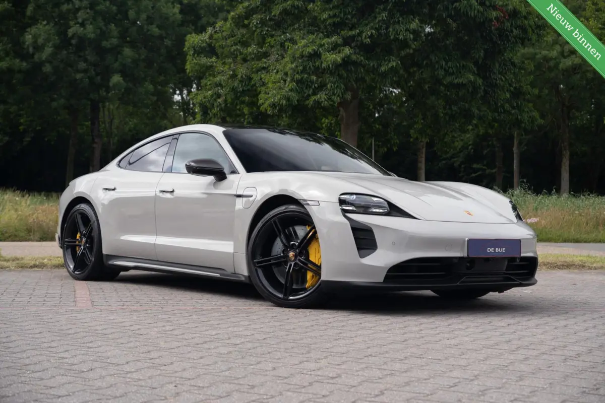 4S Performance Plus 84 kWh|Krijt|Keramisch|€ 181.000 Np|1Eig|Org NL NAP|SportDesign|Achterasbesturing|Olea|SportChrono|Carbon|Warmtepomp|BOSE|Dealer Onderhouden