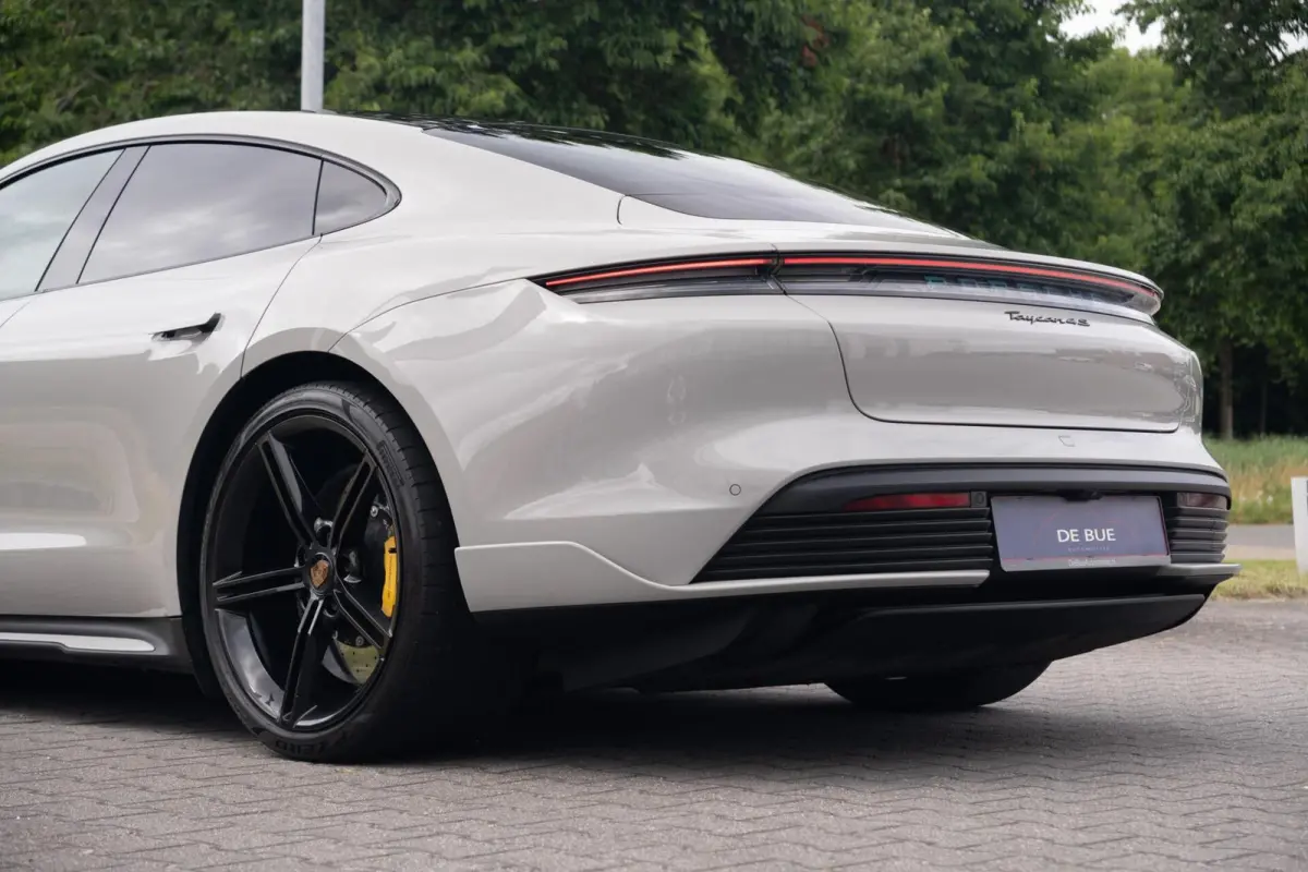 4S Performance Plus 84 kWh|Krijt|Keramisch|€ 181.000 Np|1Eig|Org NL NAP|SportDesign|Achterasbesturing|Olea|SportChrono|Carbon|Warmtepomp|BOSE|Dealer Onderhouden