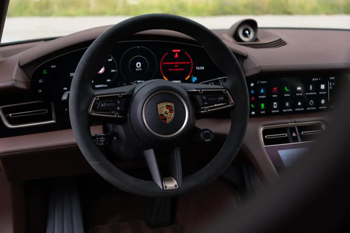 4S Performance Plus 84 kWh|Krijt|Keramisch|€ 181.000 Np|1Eig|Org NL NAP|SportDesign|Achterasbesturing|Olea|SportChrono|Carbon|Warmtepomp|BOSE|Dealer Onderhouden