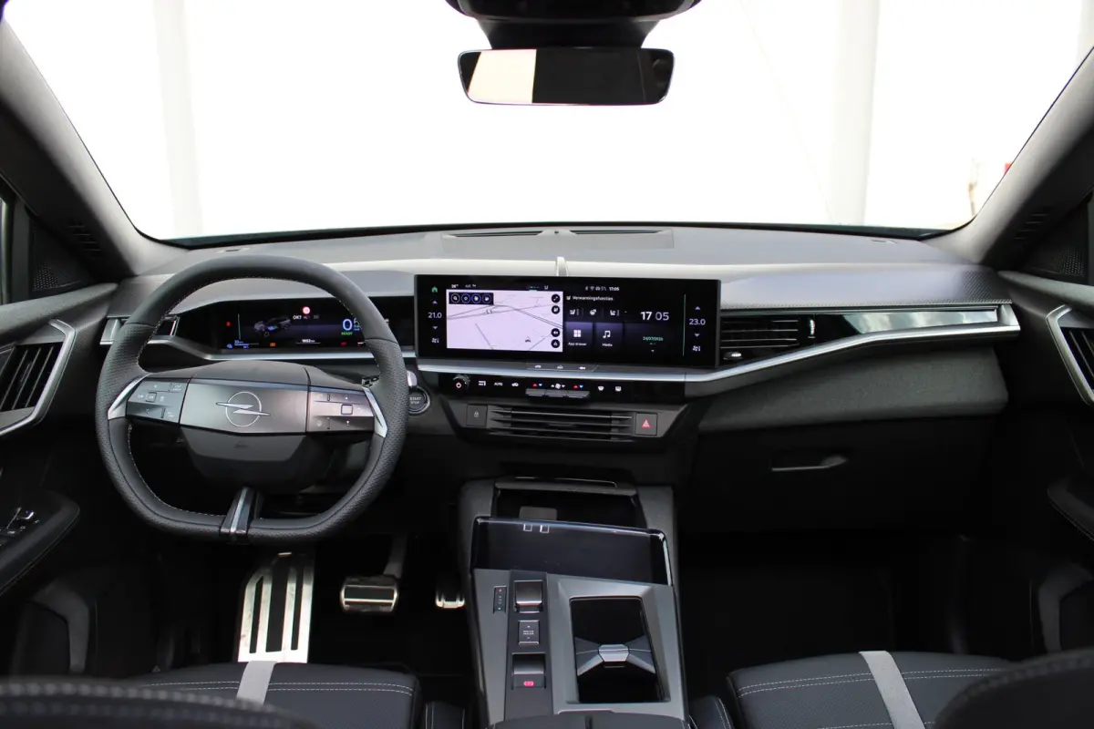 1.6 Turbo Plug-in-Hybrid Ultimate / Navigatie / 360 Camera / LEDER / Panoramadak / Parkeersensoren / Keyless / Stuur -en Stoelverwarmd / 20" LMV