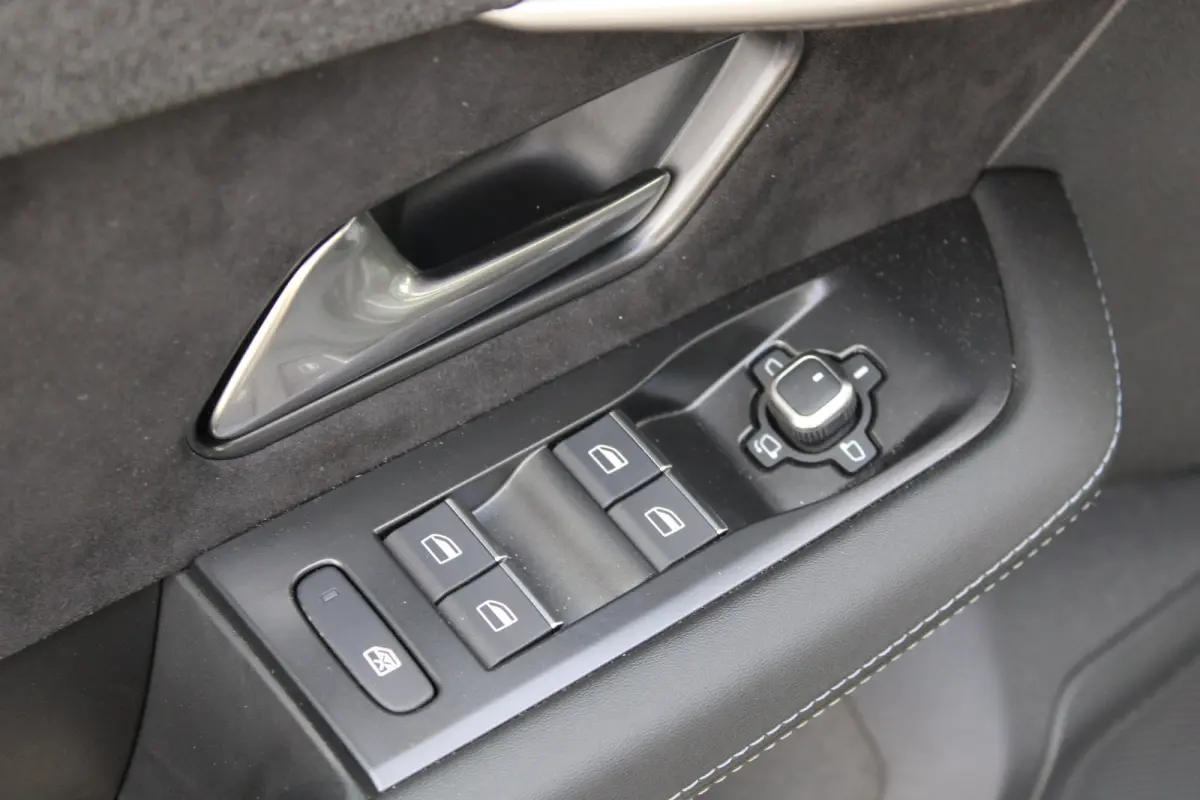 1.6 Turbo Plug-in-Hybrid Ultimate / Navigatie / 360 Camera / LEDER / Panoramadak / Parkeersensoren / Keyless / Stuur -en Stoelverwarmd / 20" LMV