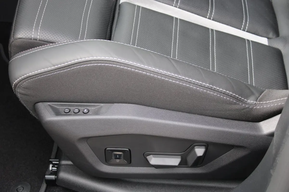 1.6 Turbo Plug-in-Hybrid Ultimate / Navigatie / 360 Camera / LEDER / Panoramadak / Parkeersensoren / Keyless / Stuur -en Stoelverwarmd / 20" LMV