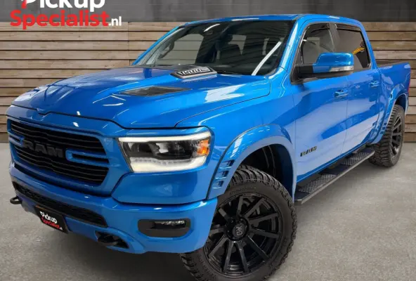 1500 5.7 V8 4x4 Crew Cab Big Horn , VERHOOGD , WIDE BODY , STUUR CARBON, OPEN UITLAAT