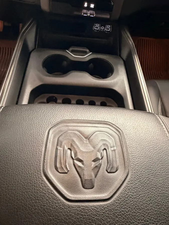 1500 5.7 V8 4x4 Crew Cab Big Horn , VERHOOGD , WIDE BODY , STUUR CARBON, OPEN UITLAAT