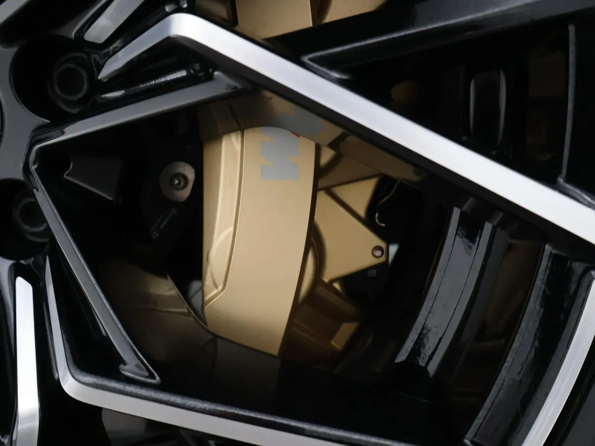 M8 COMPETITION 626 PK IRISH GREEN + BOWERS & WILKINS | KERAMISCHE REMMEN