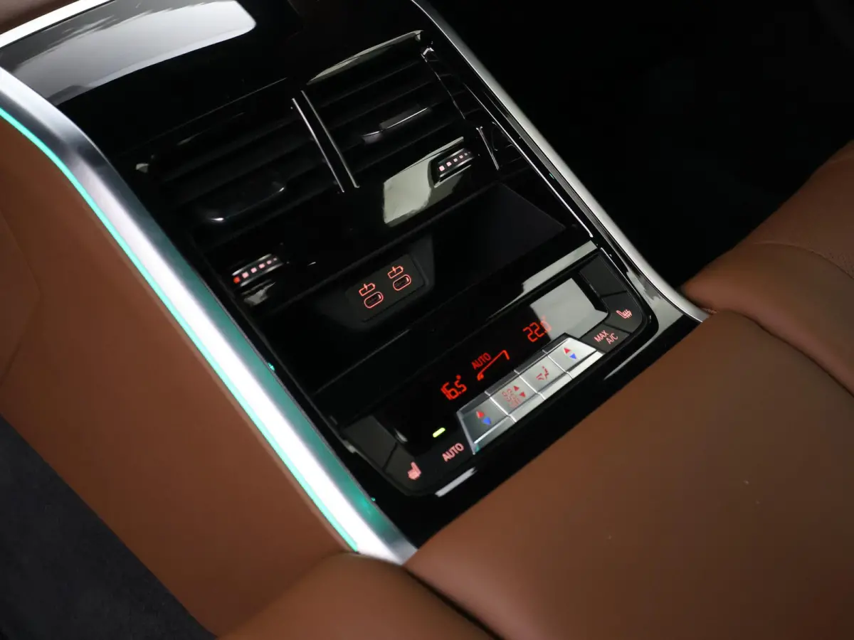 M8 COMPETITION 626 PK IRISH GREEN + BOWERS & WILKINS | KERAMISCHE REMMEN