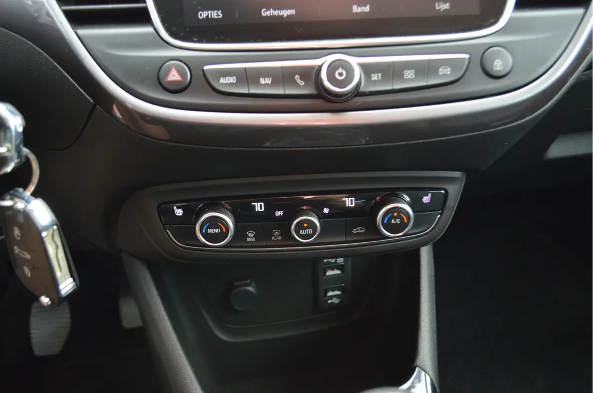 1.2 Turbo Innovation | Trekhaak | Bi-Tone | Leder | Navi