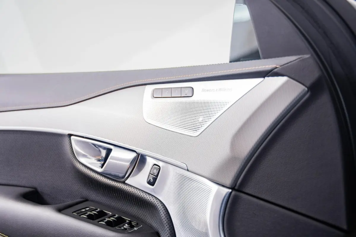 2.0 T8 Recharge AWD R-Design Panoramadak - Trekhaak - B&W - Luchtvering - Head up - achterbank verwarmd - Visual Park Assist - Parkeerverwarming met timer - Verwarmbaar stuurwiel -