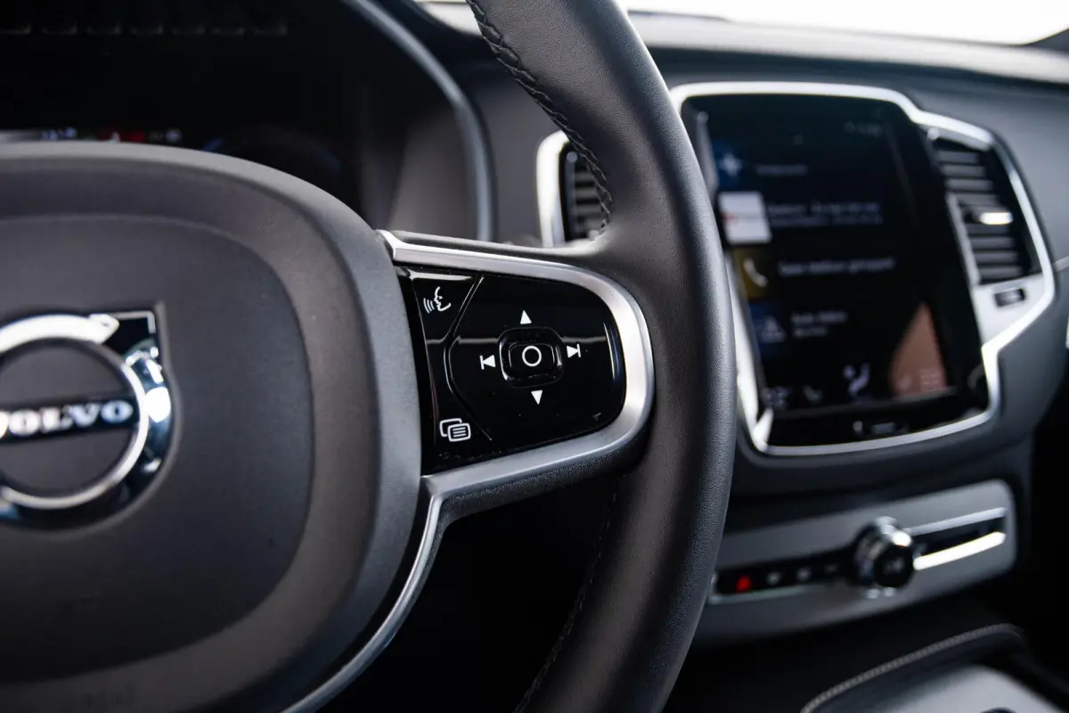 2.0 T8 Recharge AWD R-Design Panoramadak - Trekhaak - B&W - Luchtvering - Head up - achterbank verwarmd - Visual Park Assist - Parkeerverwarming met timer - Verwarmbaar stuurwiel -
