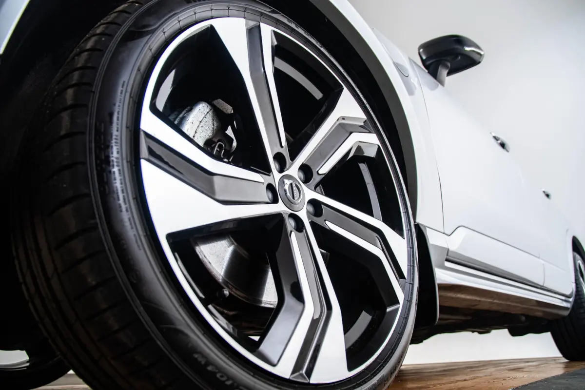 2.0 T8 Recharge AWD R-Design Panoramadak - Trekhaak - B&W - Luchtvering - Head up - achterbank verwarmd - Visual Park Assist - Parkeerverwarming met timer - Verwarmbaar stuurwiel -