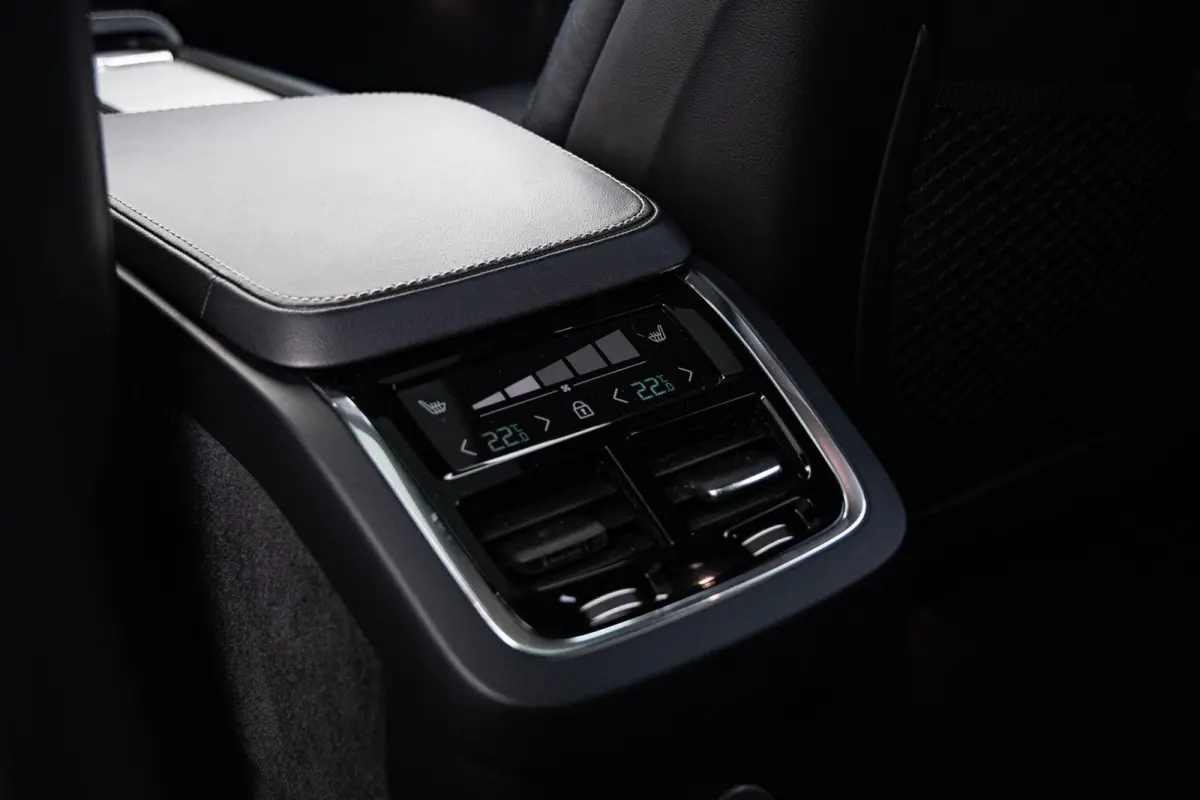 2.0 T8 Recharge AWD R-Design Panoramadak - Trekhaak - B&W - Luchtvering - Head up - achterbank verwarmd - Visual Park Assist - Parkeerverwarming met timer - Verwarmbaar stuurwiel -