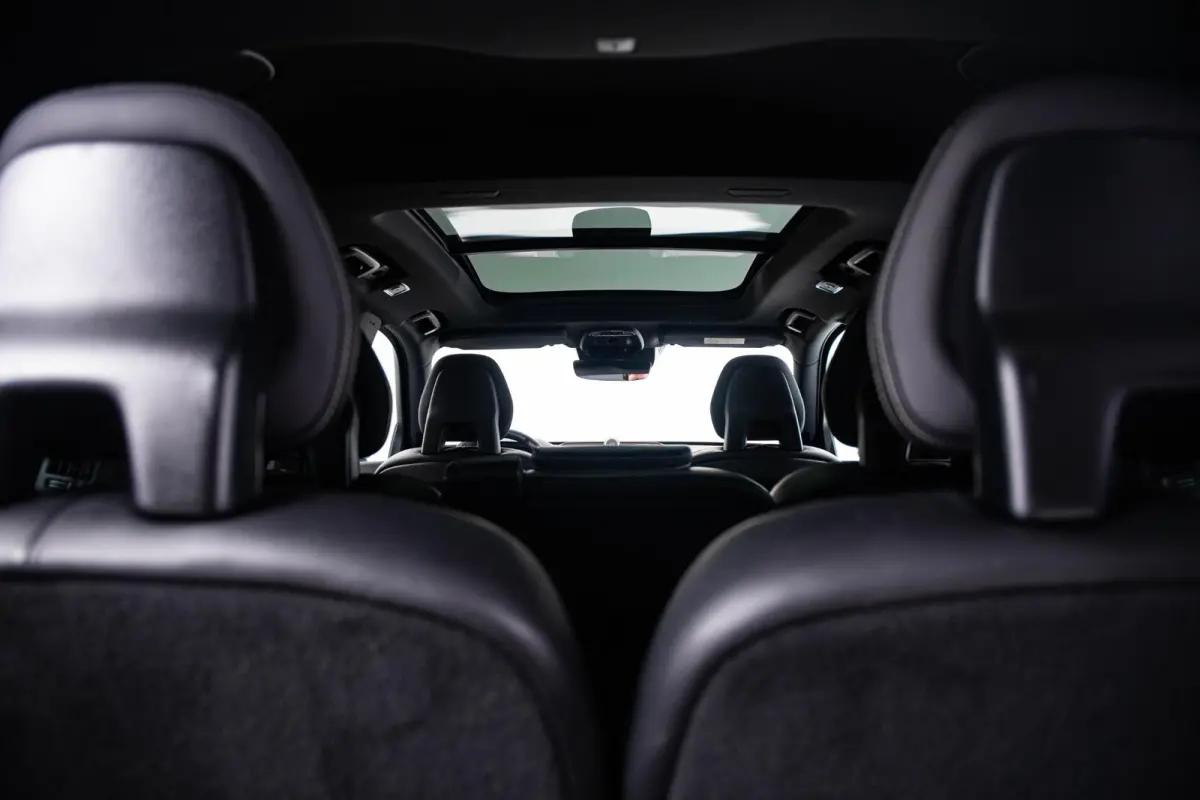 2.0 T8 Recharge AWD R-Design Panoramadak - Trekhaak - B&W - Luchtvering - Head up - achterbank verwarmd - Visual Park Assist - Parkeerverwarming met timer - Verwarmbaar stuurwiel -