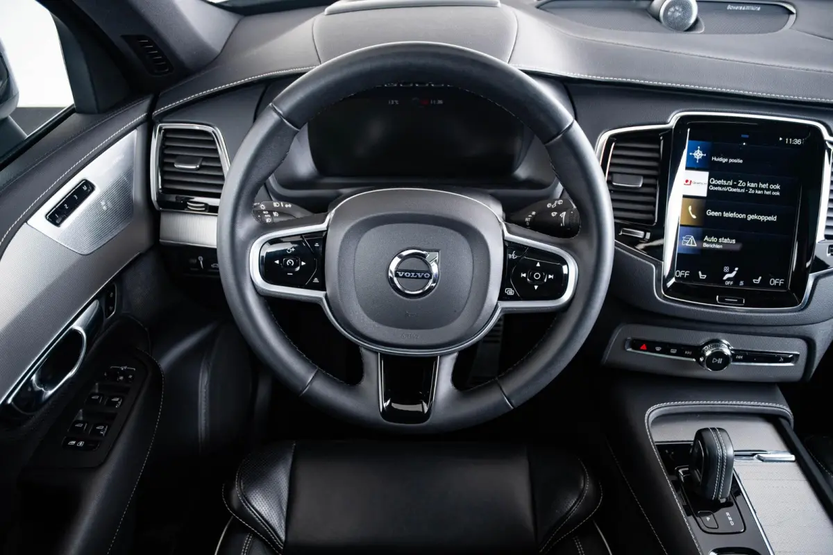 2.0 T8 Recharge AWD R-Design Panoramadak - Trekhaak - B&W - Luchtvering - Head up - achterbank verwarmd - Visual Park Assist - Parkeerverwarming met timer - Verwarmbaar stuurwiel -