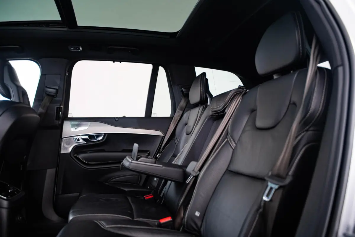 2.0 T8 Recharge AWD R-Design Panoramadak - Trekhaak - B&W - Luchtvering - Head up - achterbank verwarmd - Visual Park Assist - Parkeerverwarming met timer - Verwarmbaar stuurwiel -