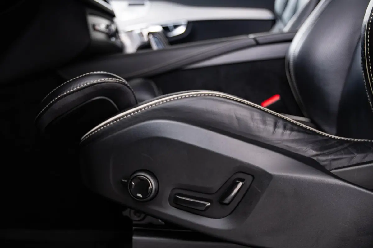2.0 T8 Recharge AWD R-Design Panoramadak - Trekhaak - B&W - Luchtvering - Head up - achterbank verwarmd - Visual Park Assist - Parkeerverwarming met timer - Verwarmbaar stuurwiel -