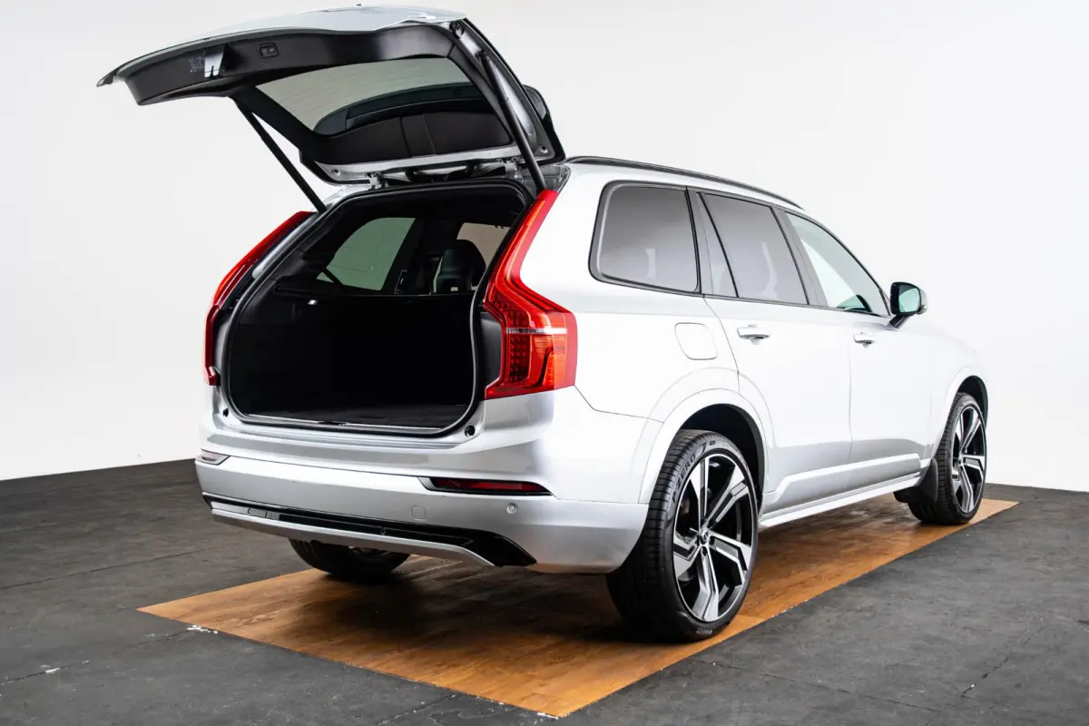 2.0 T8 Recharge AWD R-Design Panoramadak - Trekhaak - B&W - Luchtvering - Head up - achterbank verwarmd - Visual Park Assist - Parkeerverwarming met timer - Verwarmbaar stuurwiel -