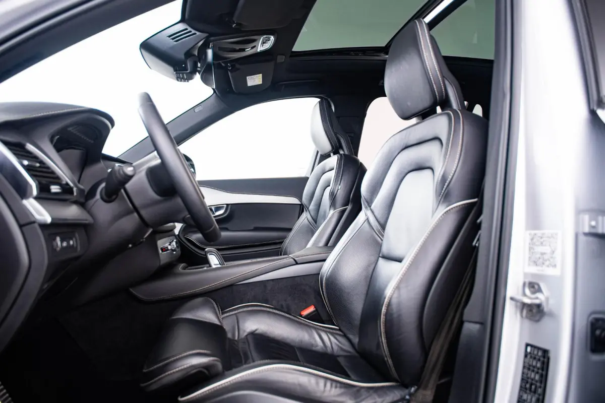 2.0 T8 Recharge AWD R-Design Panoramadak - Trekhaak - B&W - Luchtvering - Head up - achterbank verwarmd - Visual Park Assist - Parkeerverwarming met timer - Verwarmbaar stuurwiel -
