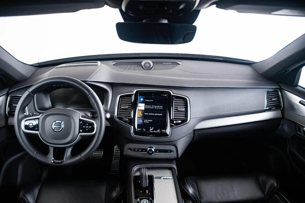 2.0 T8 Recharge AWD R-Design Panoramadak - Trekhaak - B&W - Luchtvering - Head up - achterbank verwarmd - Visual Park Assist - Parkeerverwarming met timer - Verwarmbaar stuurwiel -