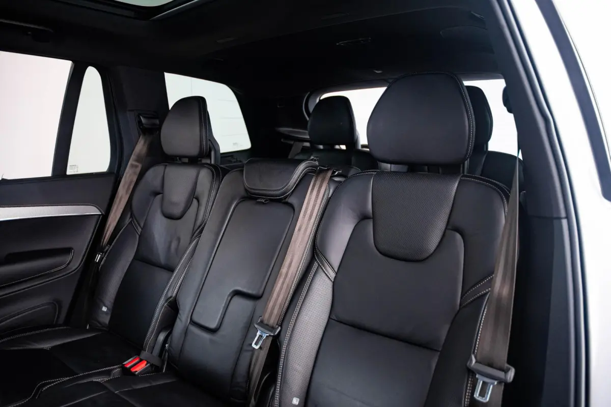 2.0 T8 Recharge AWD R-Design Panoramadak - Trekhaak - B&W - Luchtvering - Head up - achterbank verwarmd - Visual Park Assist - Parkeerverwarming met timer - Verwarmbaar stuurwiel -