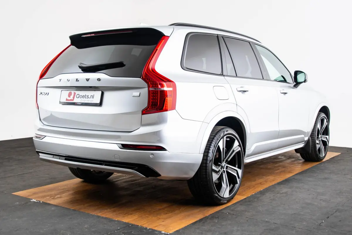 2.0 T8 Recharge AWD R-Design Panoramadak - Trekhaak - B&W - Luchtvering - Head up - achterbank verwarmd - Visual Park Assist - Parkeerverwarming met timer - Verwarmbaar stuurwiel -