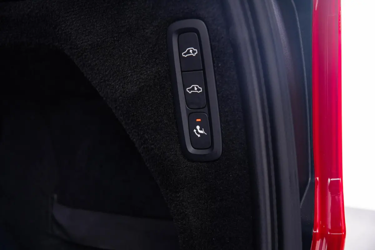 2.0 T8 Recharge AWD R-Design Panoramadak - Trekhaak - B&W - Luchtvering - Head up - achterbank verwarmd - Visual Park Assist - Parkeerverwarming met timer - Verwarmbaar stuurwiel -