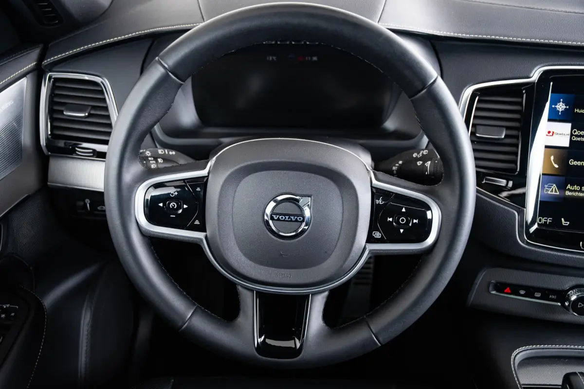 2.0 T8 Recharge AWD R-Design Panoramadak - Trekhaak - B&W - Luchtvering - Head up - achterbank verwarmd - Visual Park Assist - Parkeerverwarming met timer - Verwarmbaar stuurwiel -