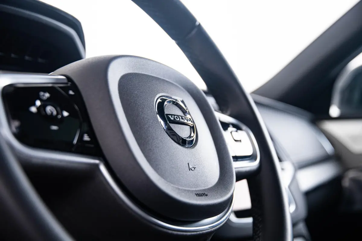 2.0 T8 Recharge AWD R-Design Panoramadak - Trekhaak - B&W - Luchtvering - Head up - achterbank verwarmd - Visual Park Assist - Parkeerverwarming met timer - Verwarmbaar stuurwiel -