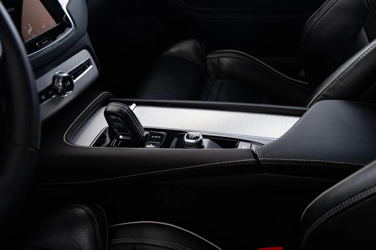 2.0 T8 Recharge AWD R-Design Panoramadak - Trekhaak - B&W - Luchtvering - Head up - achterbank verwarmd - Visual Park Assist - Parkeerverwarming met timer - Verwarmbaar stuurwiel -